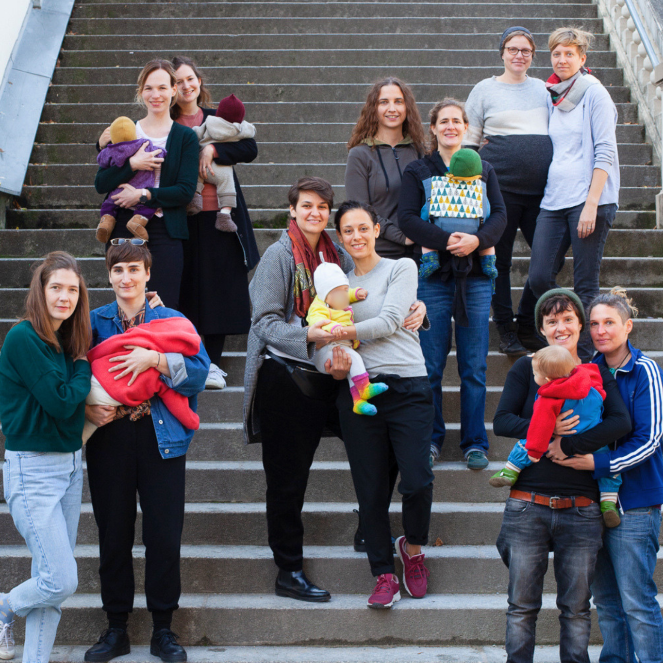 Nodoption-Gruppe Eine Gruppe von Frauen mit ihren Kindern hält das Nodoption-Banner.